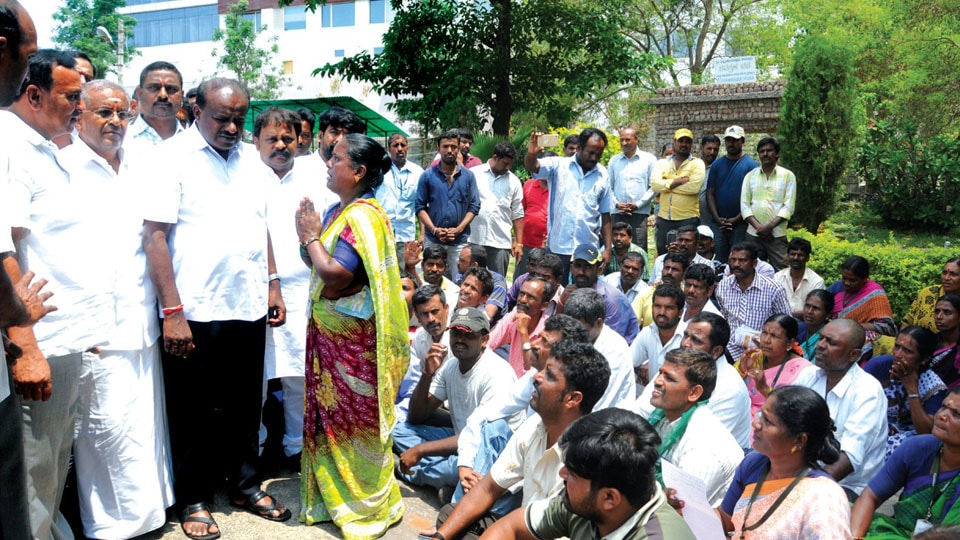HDK hears grievances of contract workers on dharna