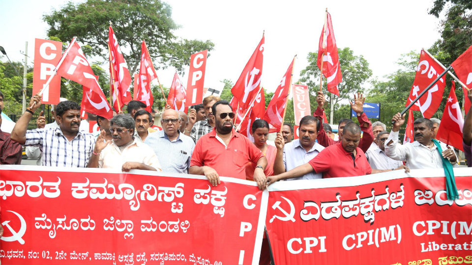 CPI(M) stages protest against Governor