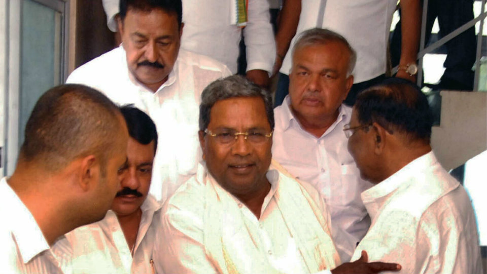 Siddharamaiah in tears at Legislative party meeting