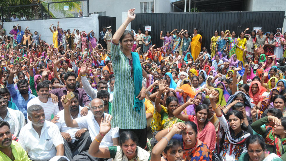 Indefinite strike by garment workers enters second day