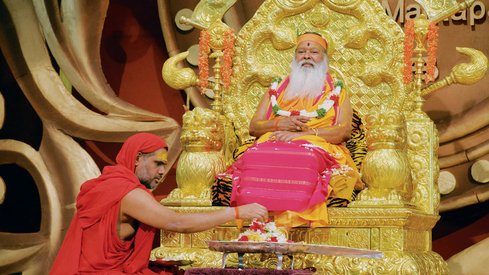 Pada puja marks Swamiji’s 76th birthday