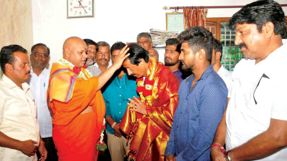 Vasu visits Kaginele Kanakapeetha Shakha Mutt