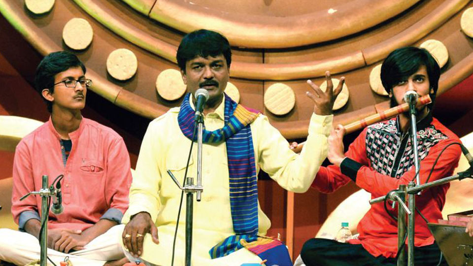 Jayateerth Mevundi performs at Sri Ganapathy Ashrama