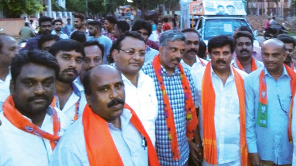 Last minute canvassing to woo voters: Sandesh Swamy campaigns at Jalapuri