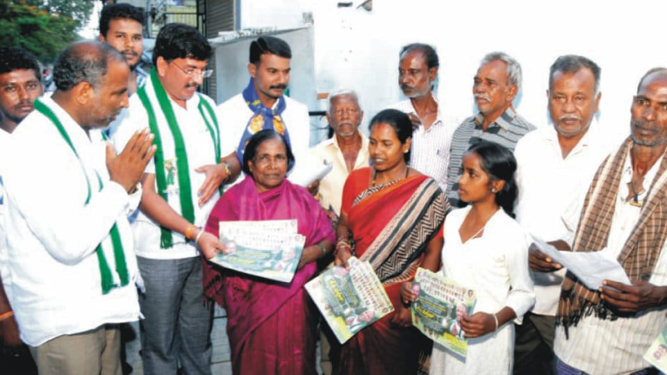 Last minute canvassing to woo voters: K.V. Mallesh seeks votes in Ashokapuram