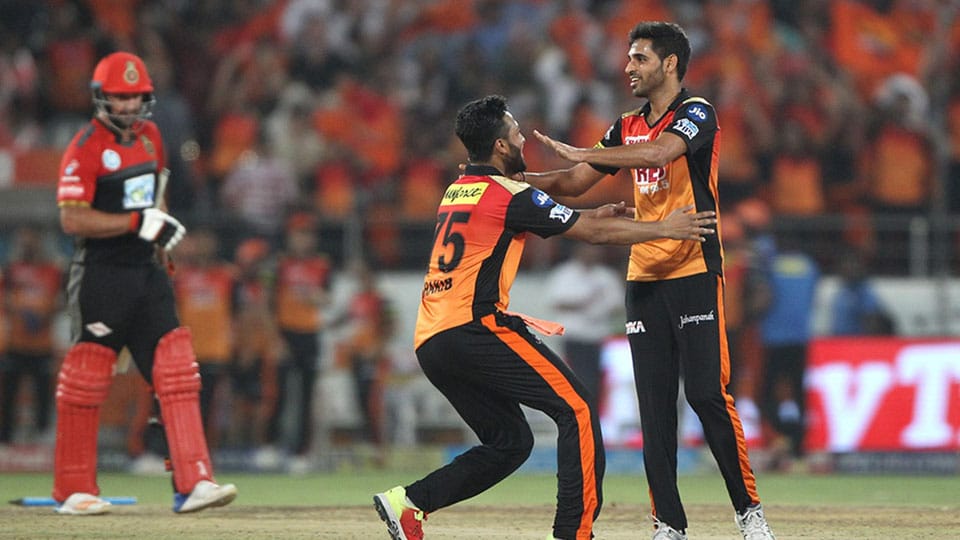 Bowlers shine as SRH beat RCB in an exciting game