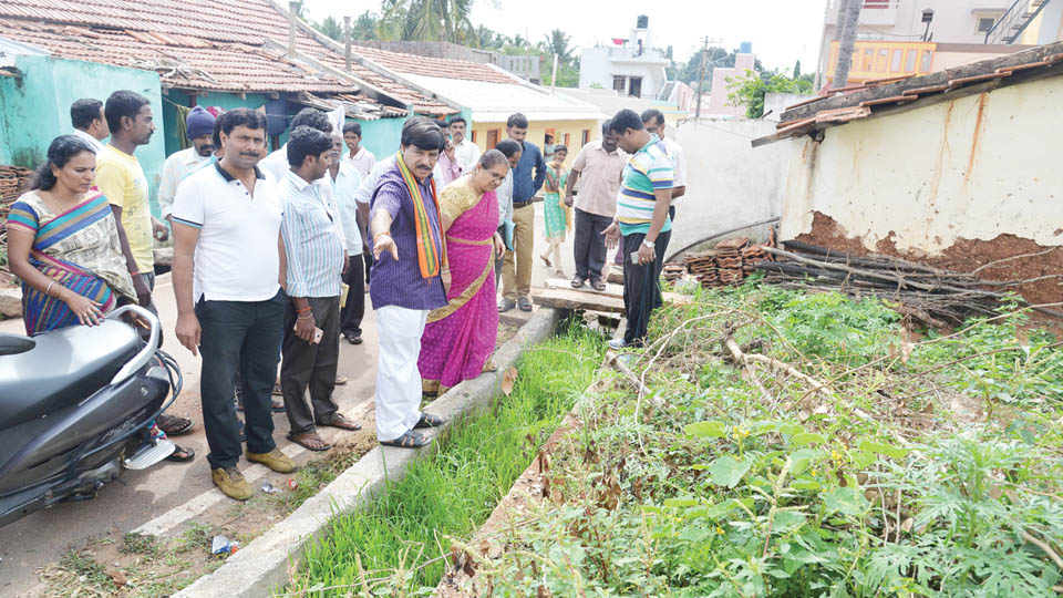 MLA Ramdas inspects basic infrastructure at Srirampura