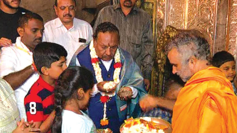 BJP leader Eshwarappa celebrates 70th birthday  by visiting Nanjangud, Chamundeshwari temples