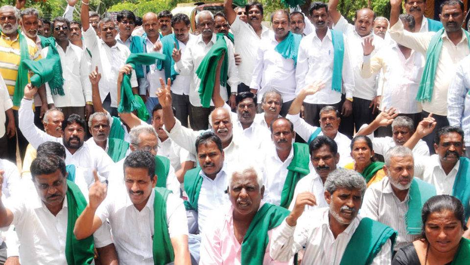 Farmers stage protest demanding loan waiver