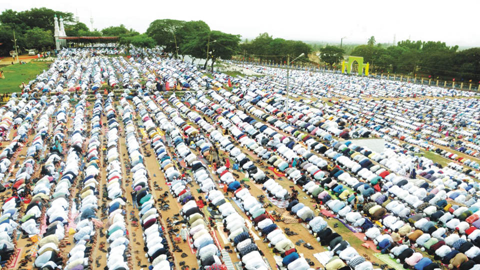 City Muslims offer Ramzan Prayers