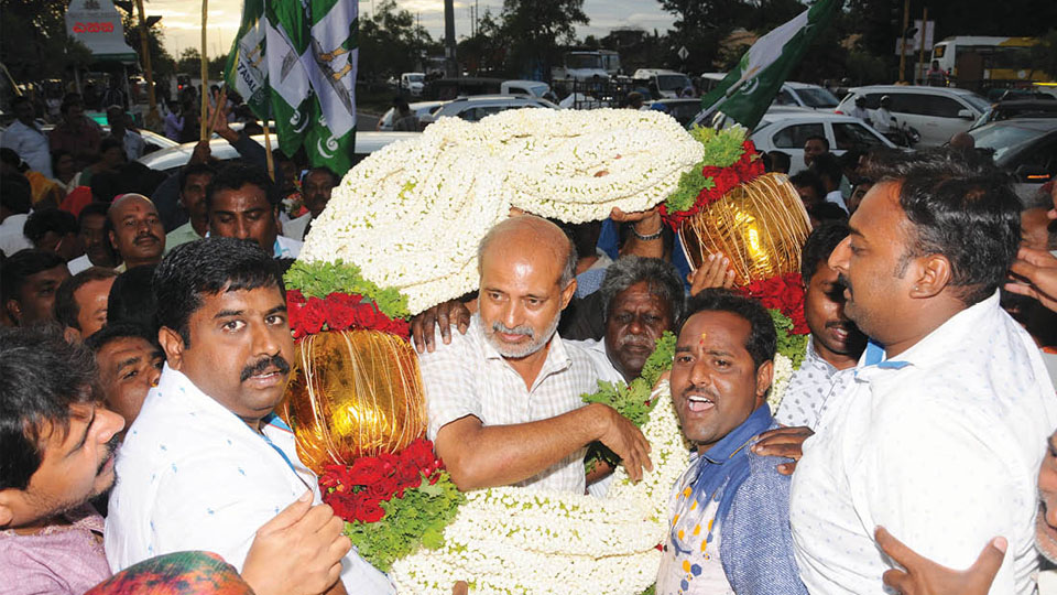 Grand welcome accorded to Minister S.R. Mahesh on his arrival in city