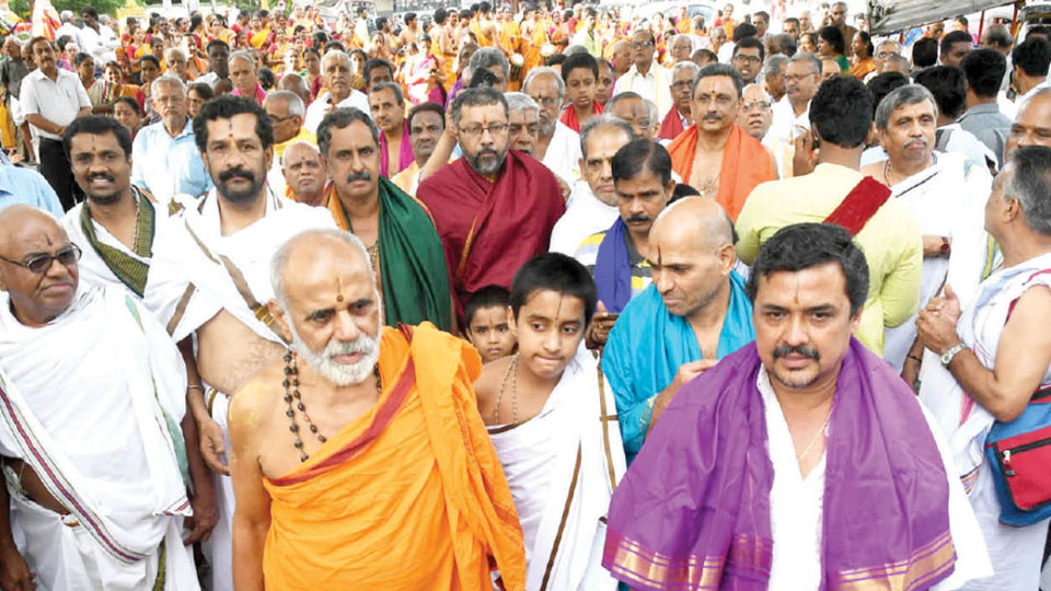 Sri Vidyashreesha Theertha Swamiji accorded warm welcome in city