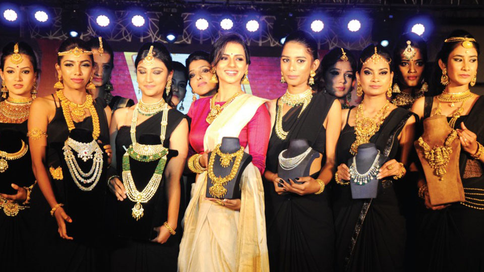 Actress Sruthi Hariharan walks the ramp for ‘The Jewellery Show’