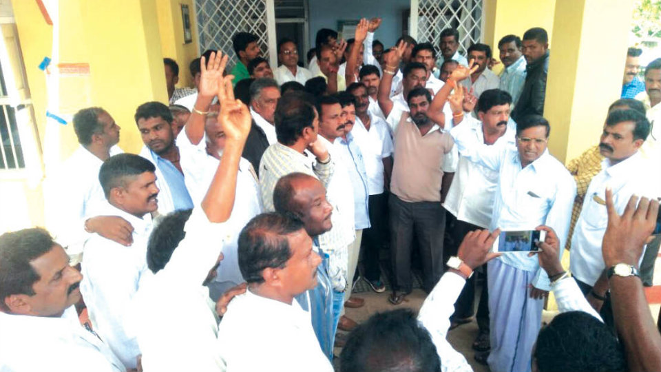 Congress workers demand completion of road works
