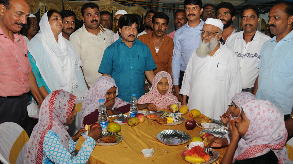 Ramdas dines & sings with children at Orphanage