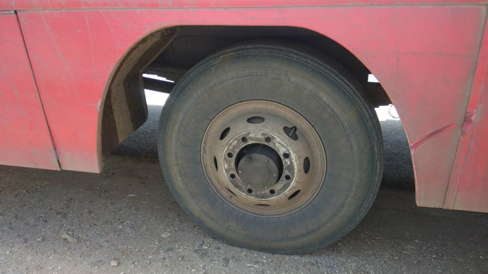 Wheel detaches from the moving bus