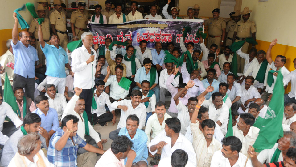 Farmers stage protest to demand release of Kabini water