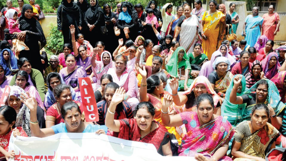 Anganwadi workers, betel leaf growers stage protest