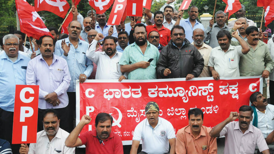 CPI members protest against Union Government