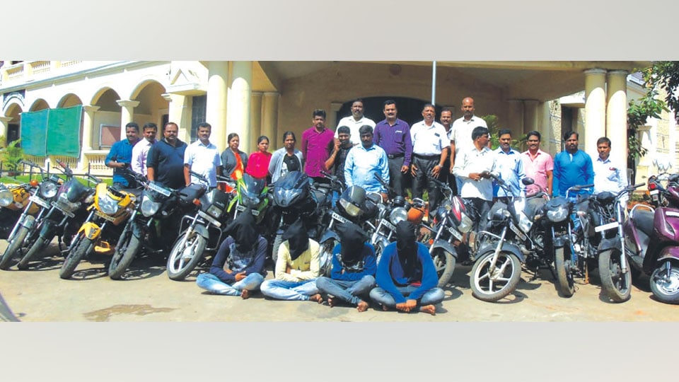 Two-wheeler lifters, pick-pockets arrested