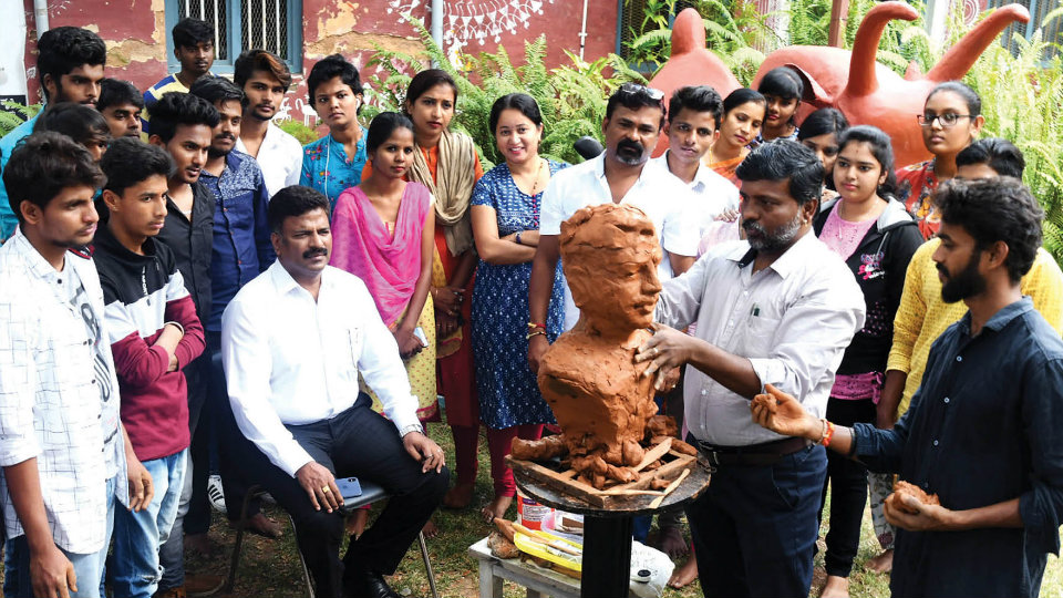 Shri Ravivarma Art Institute conducts clay portrait sculpting demo