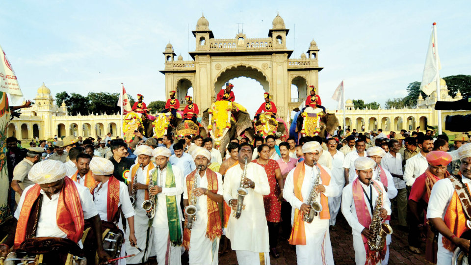 Dasara elephants accorded ceremonial welcome at Mysore Palace