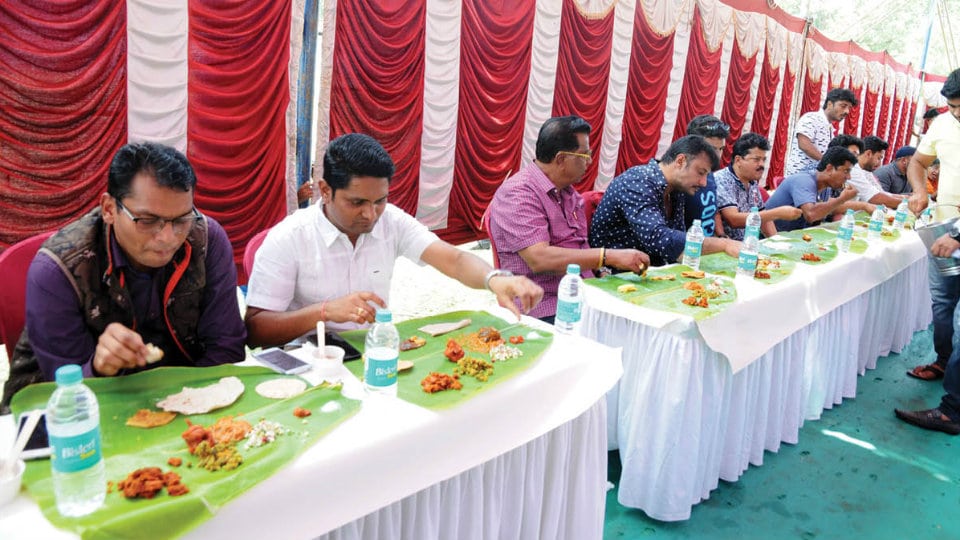 Kannada actors host lunch for Mahouts, Kavadis at Palace
