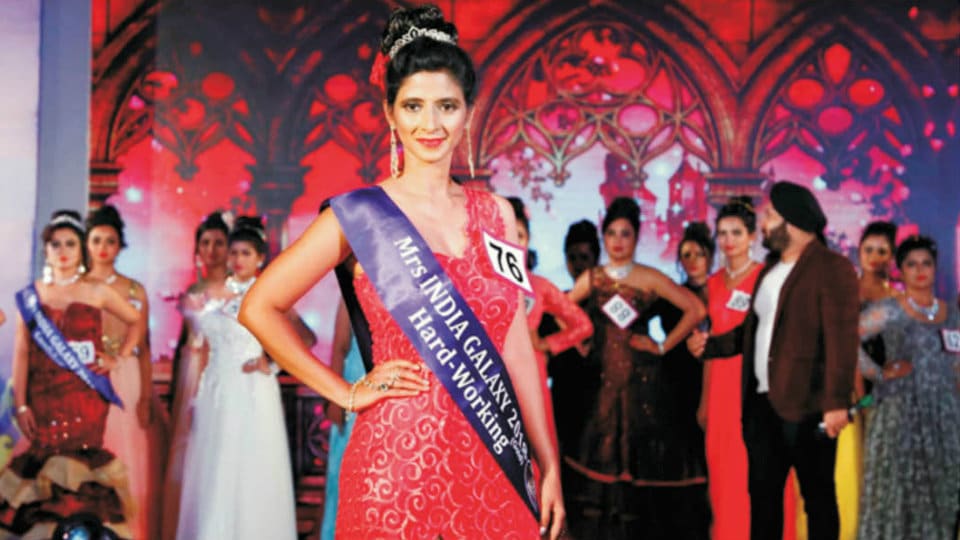 Woman from city bags ‘Mrs. India Hardworking’ crown