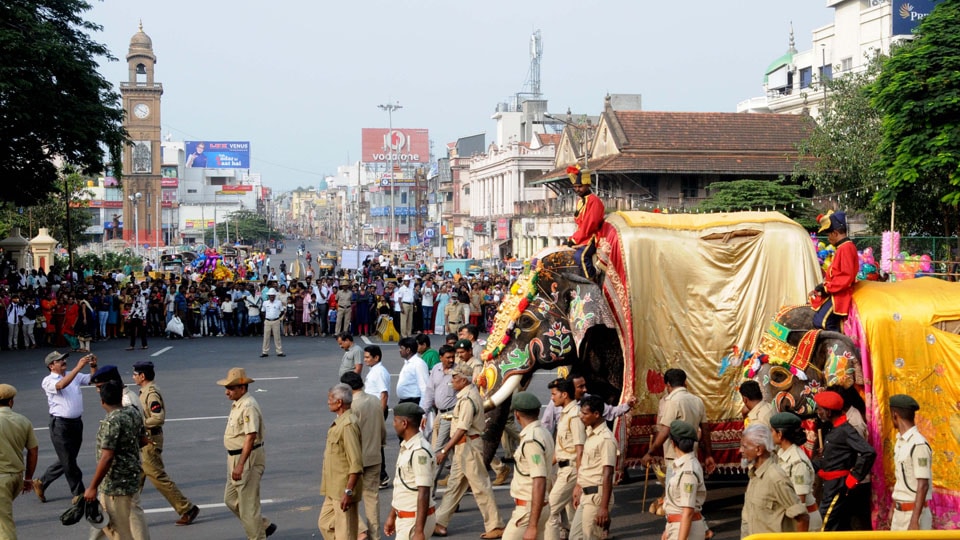Janapada Jathrotsava: Caparisoned elephants, Koli Nruthya, Goravara Kunitha entertain onlookers to the hilt