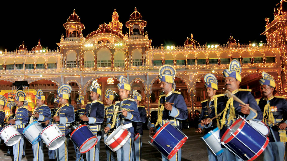 Police Band mesmerises public at Palace