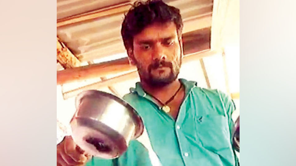Mandya youth puts up a board ‘Kidney for Sale’ at his tea stall