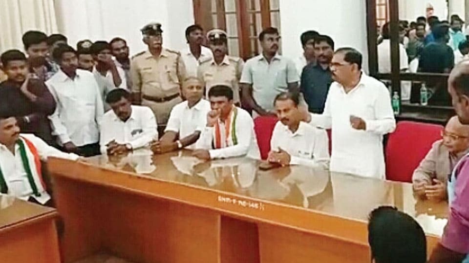 City Congress unit boycotts Dasara on being sidelined by JD(S)
