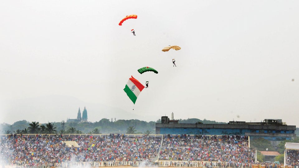 Dasara Air Show enthrals thousands