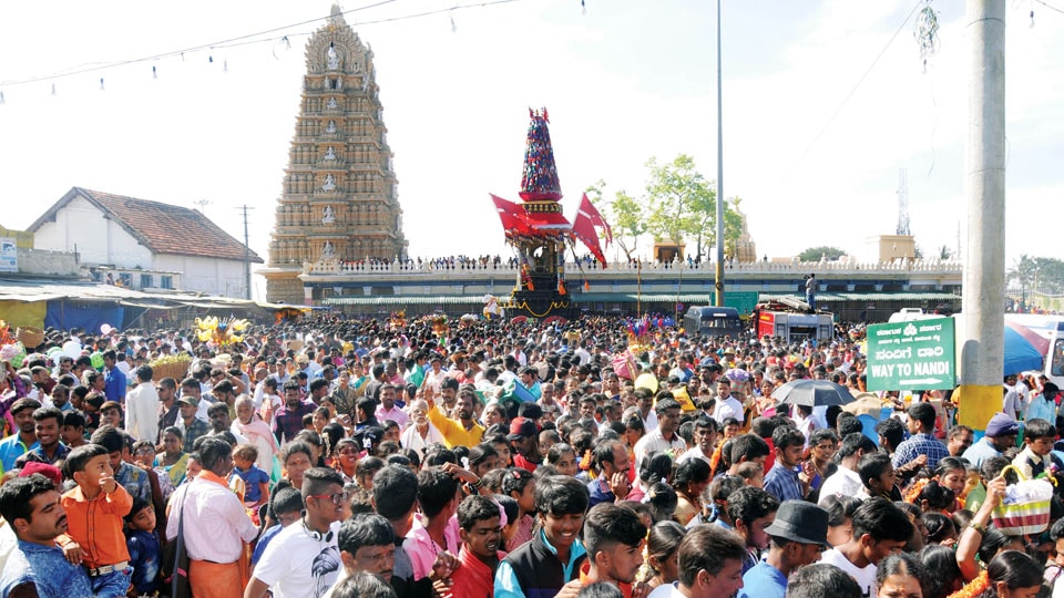 Thousands witness Chamundeshwari Chariot Fest