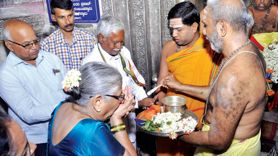 Sudha Murty visits temples