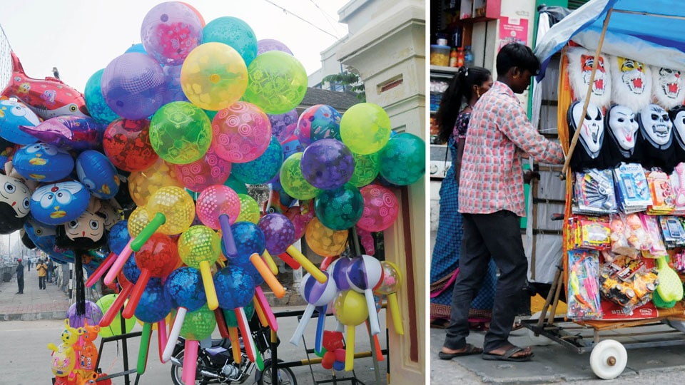 Balloon sellers from North India invade Mysuru !
