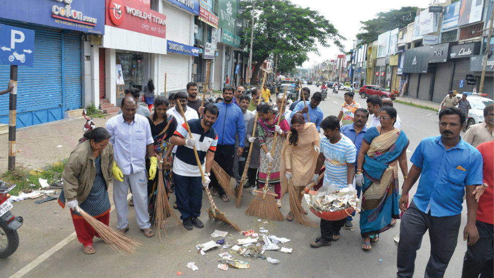 MLA wields broom, extends support to Pourakarmikas