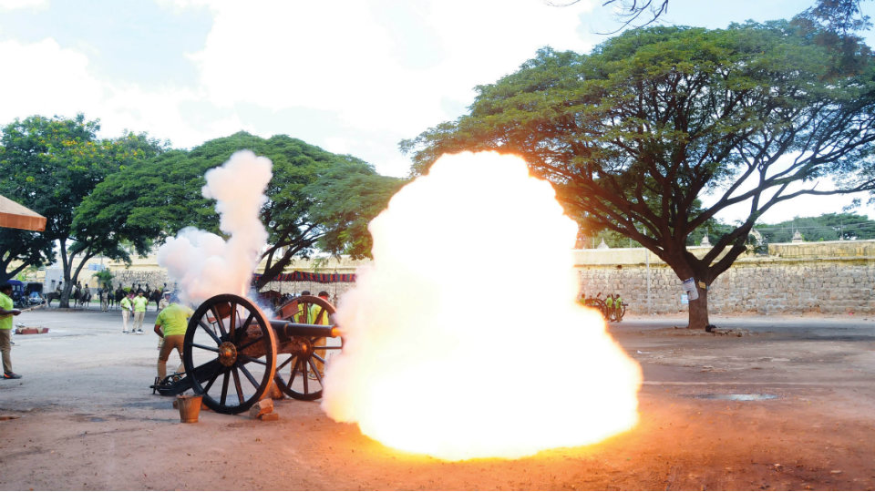 Final round of cannon firing drill held at Palace