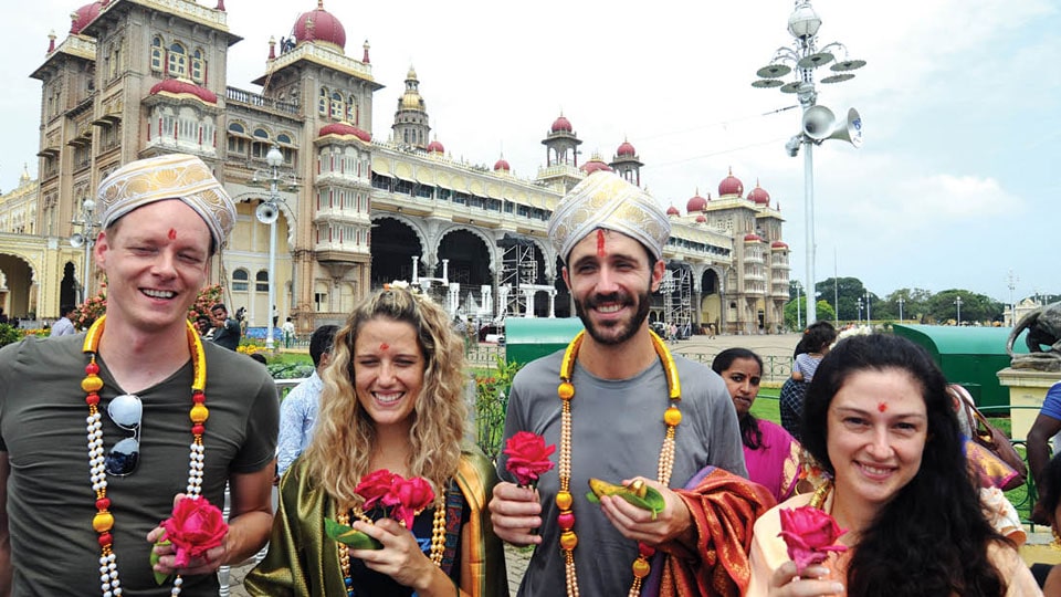 Foreign tourists accorded traditional welcome at Palace