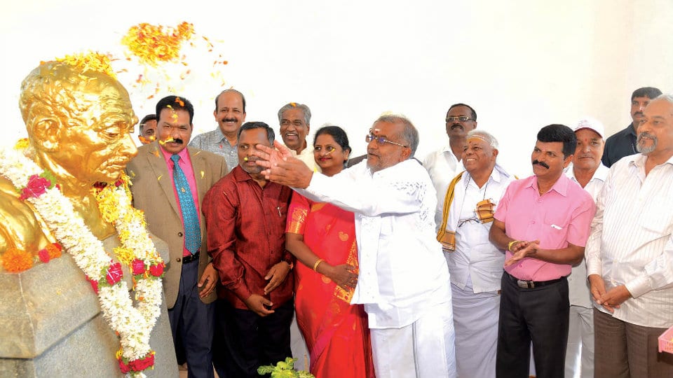 District Minister G.T. Devegowda inaugurates Cement Sculpture Camp on Gandhiji