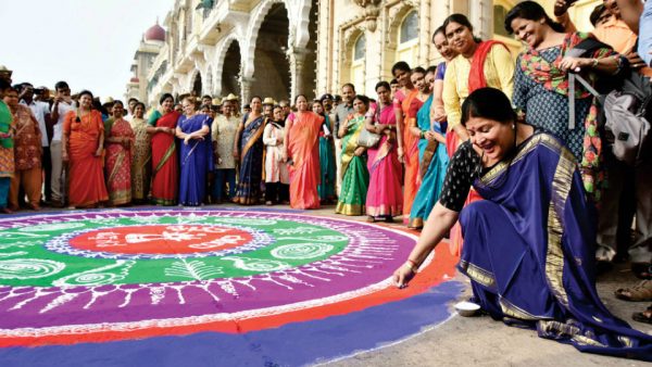 Actress Jayamala inaugurates Dasara Rangoli Competition - Star of Mysore