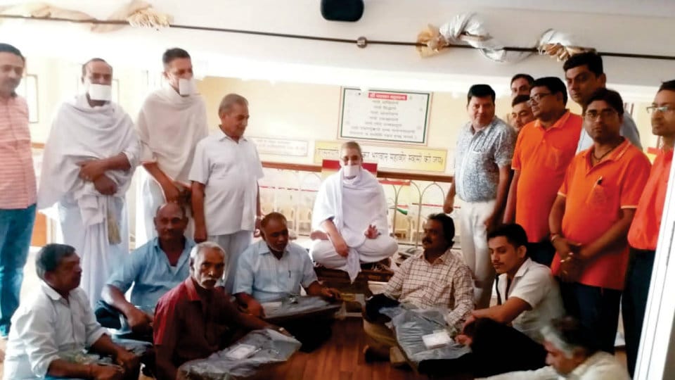 Jain Muni fetes Sthank Bhawan staff