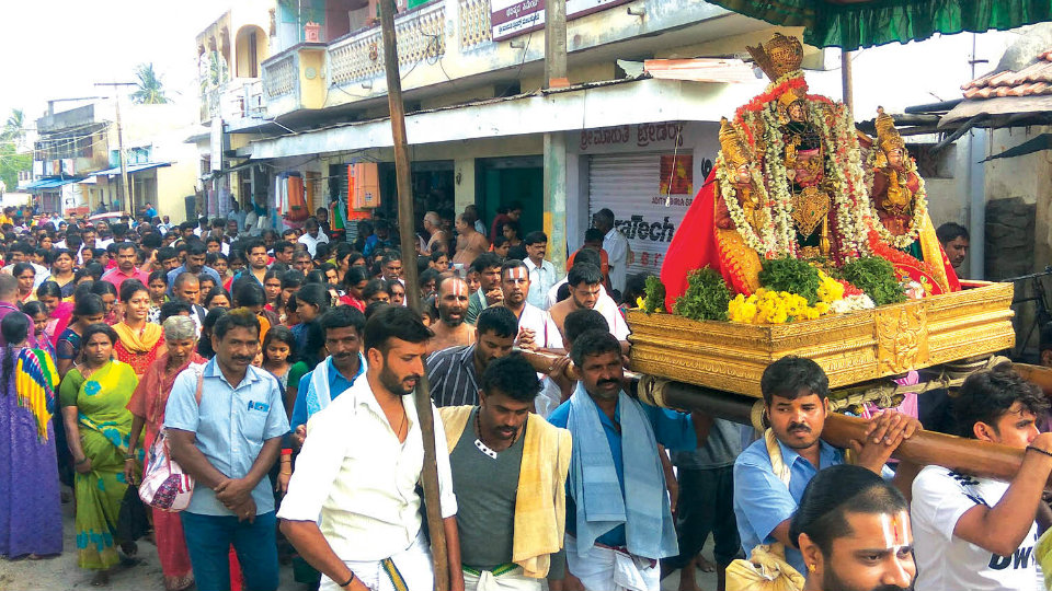 ‘Thottilamadu Jathre’ at Melukote attracts thousands of devotees