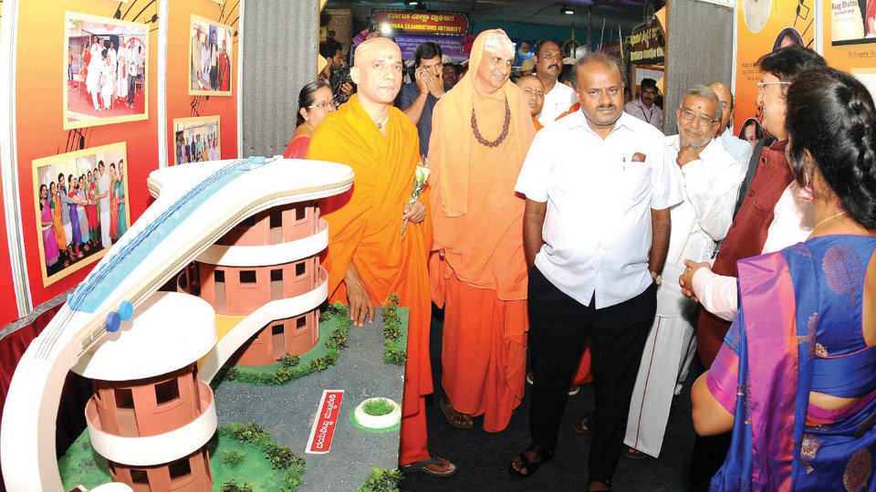 CM inaugurates Dasara Exhibition Stall on Universities