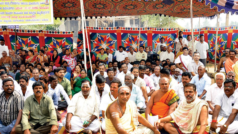 Nanjangud Temple employees stage demonstration