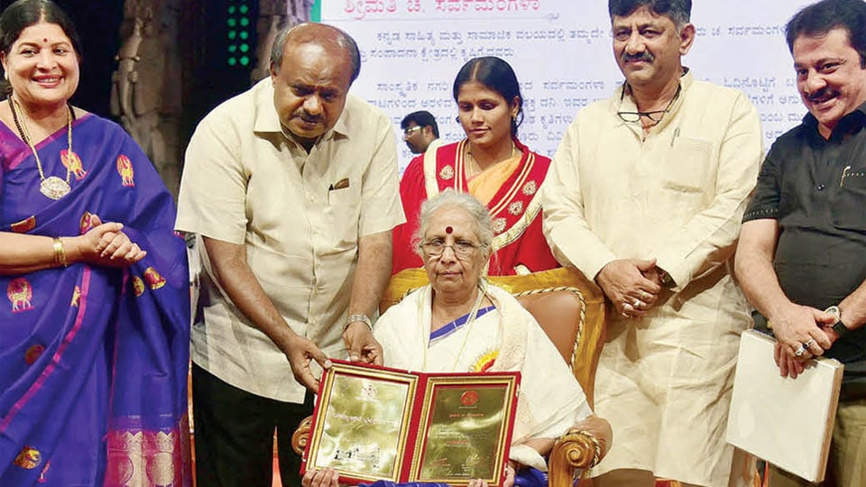 CM presents State Kannada Rajyotsava Awards