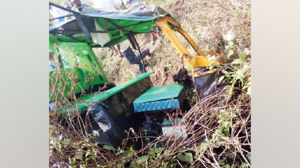 Two killed, nine injured in auto-KSRTC bus collision