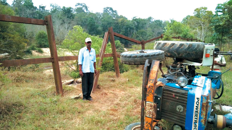 Tusker attacks farmer at Nagarahole border