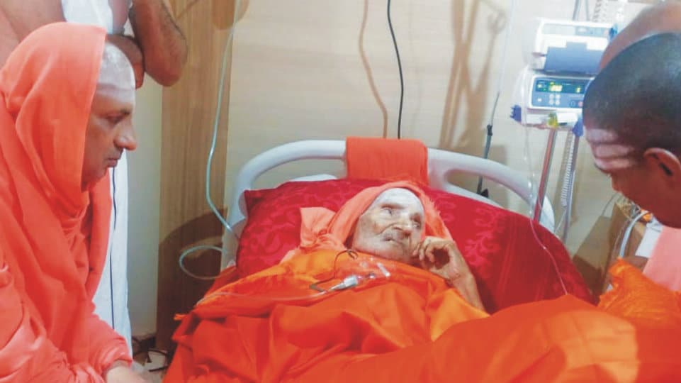 Suttur Seer calls on ailing Siddaganga Swamiji