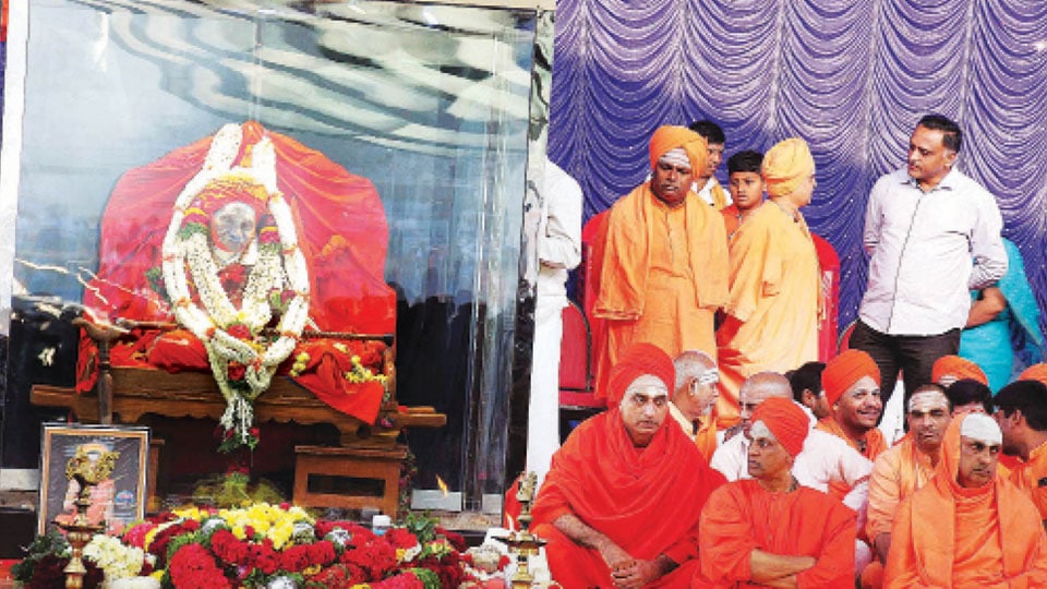 Sea of humanity pays last respects to Siddaganga Seer